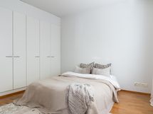 Makuuhuoneessa seinän leveydeltä kaappitilaa.