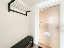 Eteisen naulakossa hyvä paikka ulkotakeille ja valmiina on myös teline jalkineille.