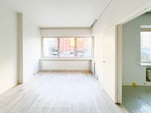 Pohjoisen suuntaan katselevat ikkunat tuovat hienosti valoa asuntoon.