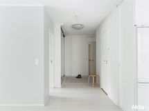 Eteisessä liukuovikaapisto