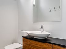 Makuuhuoneen yhteydessä oleva wc-tila