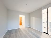 Kodin lattiat ja seinät ovat juuri remontoitu.