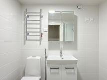 ja sinne mahtuu leveäkin pesukone tai vaikka pesu torni ja yhtiössä on myös pesutupa sekä sauna.