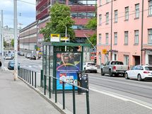 Ratikkapysäkki on aivan vieressä ja metrolle/bussille kävelee muutamassa minuutissa.