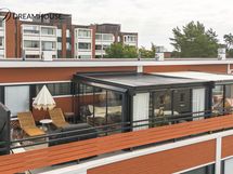 Upea, osittain lasitettu kattoterassi