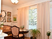 Olohuoneen ikkunat pohjoisen puolella