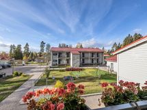 Yhtiön piha-aluetta luhtikäytävästä kuvattuna