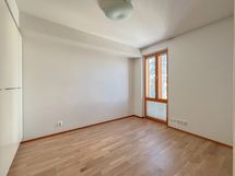 Makuuhuoneessa on mukavasti kaappitilaa.