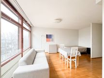 Huoneen yhdellä seinustalla on ikkunat.