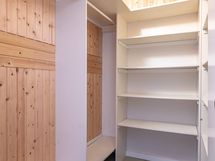 Lisää säilytystilaa löytyy kahdesta vaatehuoneesta, joista tässä tilavampi.