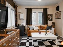 olohuonenäkymää makuuhuoneen suunnasta