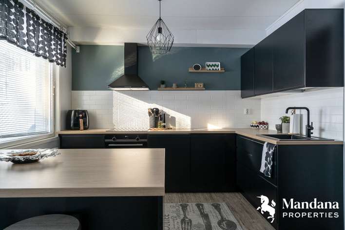 Omakotitalo, 5h, k, kph, s, 2 x et, 2 x vh, erillis-wc, 2 x var, autotalli, 140,5/168,5 m², Kaukovainio