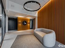 Sisääntuloaulassa viihtyisä oleskelutila