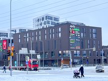 Kauppakeskus Hertsi ja Herttoniemen metro sijaitsevat noin 2 km päässä asunnolta