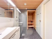 Kylpyhuoneesta on käynti omaan saunaan.