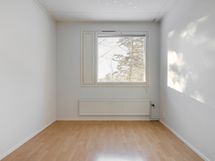 Kaksi samankokoista makuuhuonetta, näkymä vehreälle pihalle.