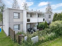 Taloyhtiö parvekkeen puolelta kesällä.