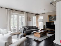 Olohuoneesta käynti isolle lasitetulle verannalle.