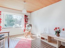 Makuuhuone valoisalla ikkunalla