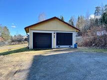 Erillinen autotalli on rakennettu 2003