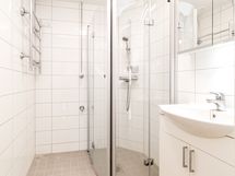 Asunnon kylpyhuone ja erillinen wc on remontoitu 2015 putkiremontin yhteydessä..