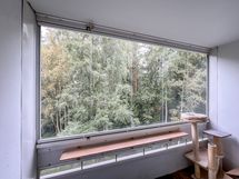 Parvekkeelta on ihanan vehreät ja rauhaisat näkymät.