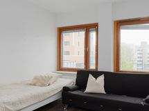 Huone 1 ikkunat takapihalle