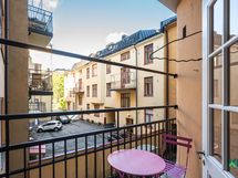 Taloyhtiön tuuletusparveke asunnon läheisyydessä