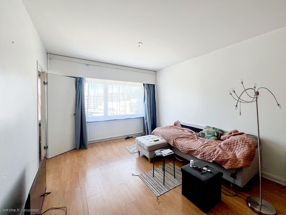 Tervetuloa 2.kerroksen kaksioon, hyvien kulkuyhteyksien äärelle. Myydään vuokrattuna.