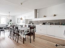 Keittiö-ruokailutila-olohuone muodostavat tilavan kokonaisuuden oleskelulle.