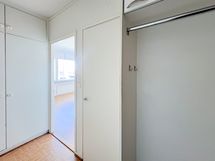 Eteisessä on hyvin kaappitilaa ulkovatteille.