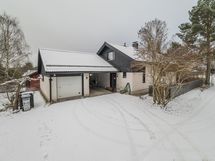 Autotalli, -katos ja pari autoa mahtuu pihallekin