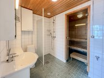 Kylpyhuoneessa on pyykinpesukoneliitäntä, ja oma sauna!