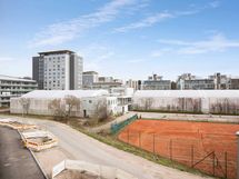 Valokuva asunnosta B 37 - näkymä asunnosta tennispuistoon.