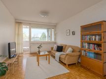 Tilava ja valoisa olohuone, josta on käynti lasitetulle parvekkeelle