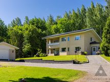 Autotalli ja kaunis pihanäkymä