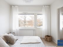 Myös päämakuuhuoneesta on käynti parvekkeelle.