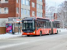 Bussit kulkevat talon vierestä.