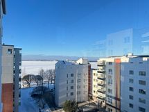 Parveke ja ikkunanäkymät ovat yli talojen kattojen