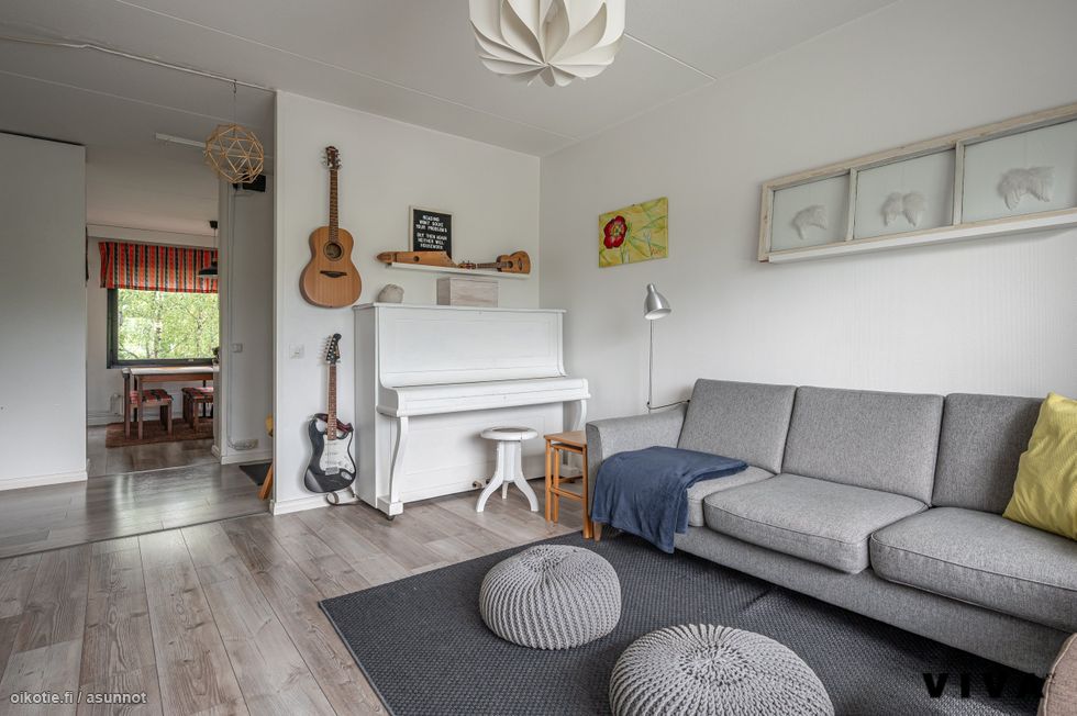 Avara olohuone, josta käynti parvekkeelle