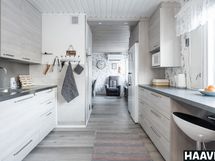 Keittiöstä näkymä ruokailutilaan