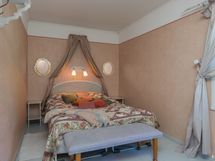 Alakerran makuuhuone