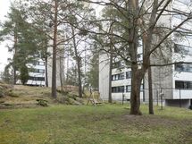 Taloyhtiön sisäpihaa - lasten leikkipaikka