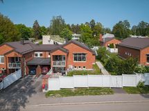 Autokatos asunnon edessä helpottaa arkea