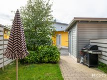 Jokaiselle huoneistolle kuuluu kylmä ulkovarasto sisäänkäynnin yhteydessä oikealla.