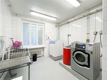 Taloyhtiössä on hyvä pesutupa asukkaiden käytössä. Myös sauna löytyy.