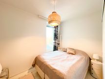 Tässä makuuhuoneessa on rauhallinen tunnelma