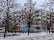 Julkisivu Leikosaarentielle, C-porras sisäpihalla.