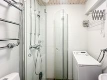 Kylpyhuone on kunnostettu ja sinne mahtuu hyvin pesukone.