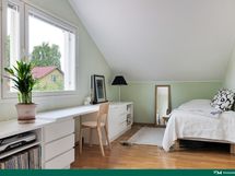 Iso makuuhuone yläkerrassa